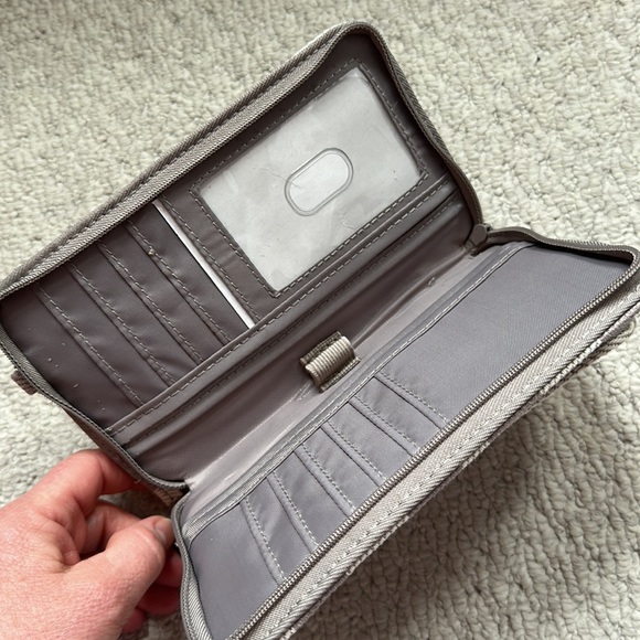 Thirty one wallet clutch/wristlet. NEW in bag - Picture 4 of 7